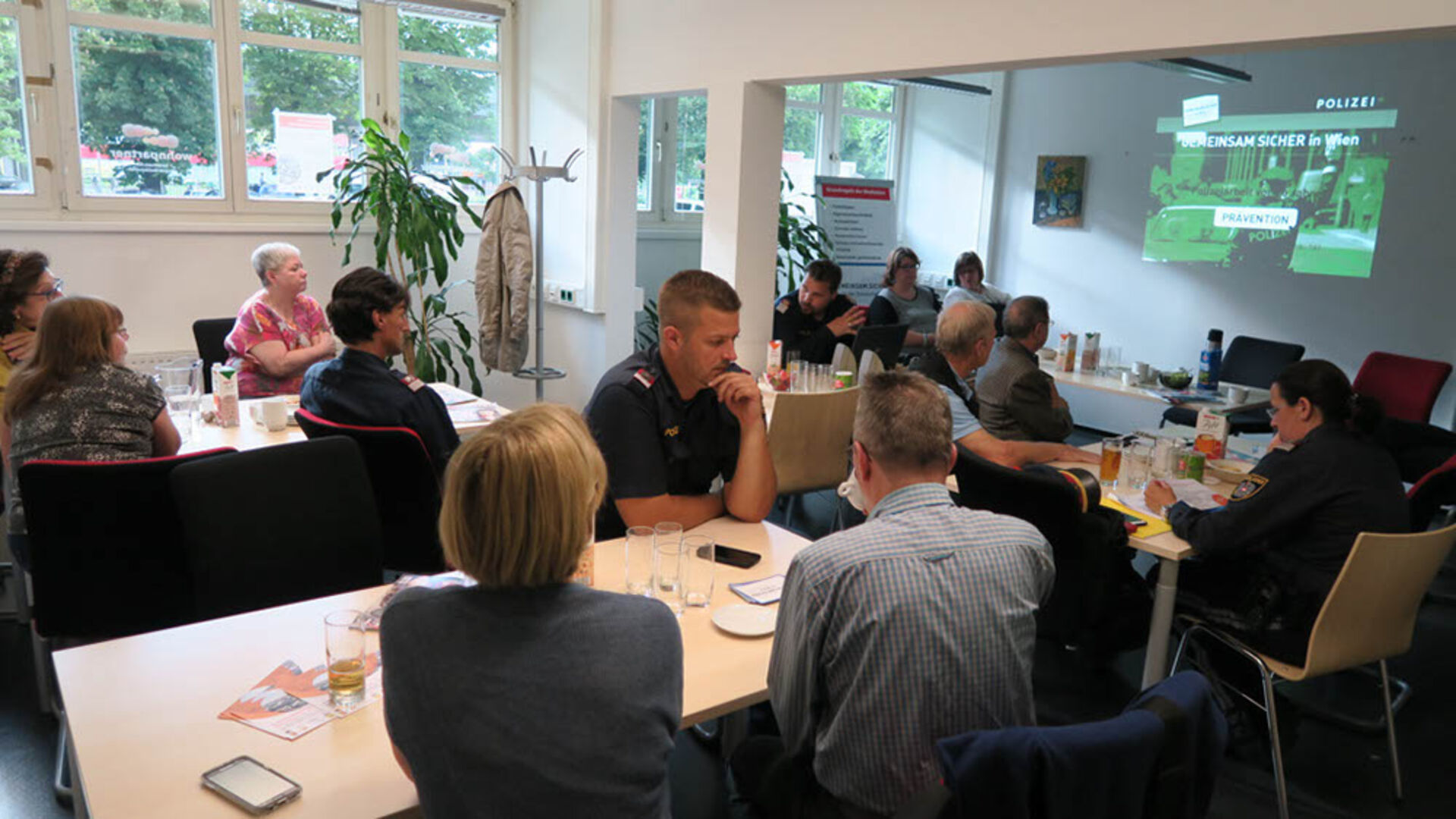 Der Mieterbeirats-Stammtisch wurde genutzt um sich mit der Grätzelpolizei zu vernetzen.