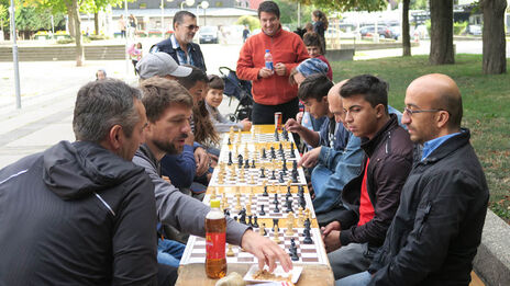 Bei einer Partie Schach treffen alle Generationen zusammen.