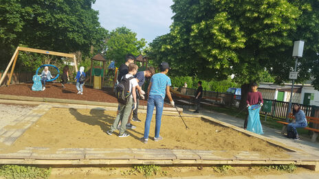 SchülerInnen sammeln am Aktionstag Müll