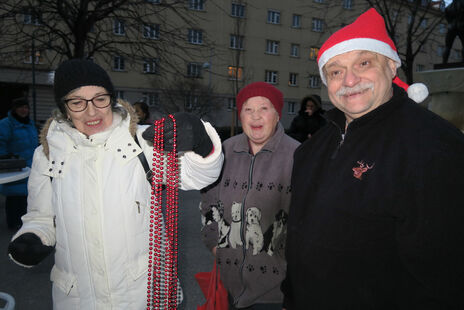 BesucherInnen beim Jahresausklang mit Weihnachtsschmuck