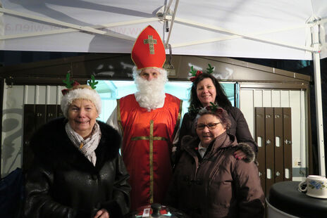 Besucherinnen mit Nikolo beim Maronifest