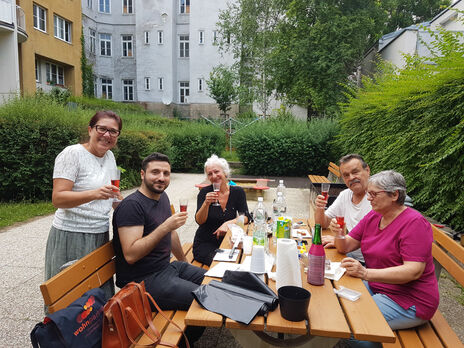 GärtnerInnen freuen sich über neues Mobiles Beet