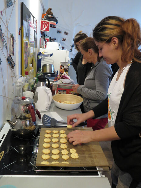 Teilnehmerinnen des Frauencafés backen gemeinsam Kekse