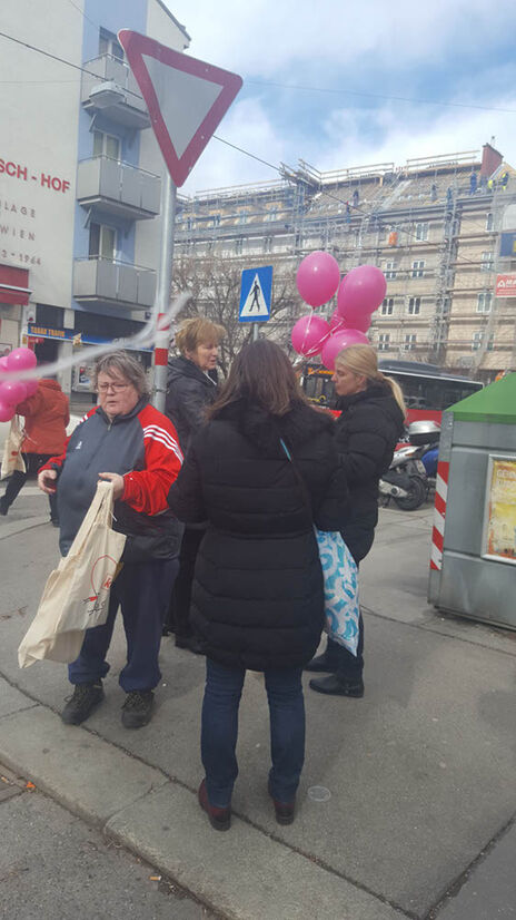 Mit Luftballons, kleinen Geschenken und Einladungskarten haben sie Frauen aus dem Grätzel aktiv ins Frauencafé eingeladen.