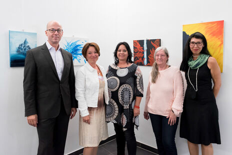 v.l.n.r.: Josef Cser, Rosemarie Untner, Claudia Huemer, Christiane Hajek, Elisabeth Schenner bei der Lokaleröffnung