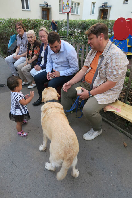 BesucherInnen beim Nachbarschaftsfest