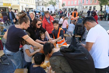 Gemeinsames Kürbisschnitzen für Groß und Klein