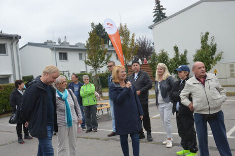 Doris Bures richtet ein paar Worte an die BesucherInnen.