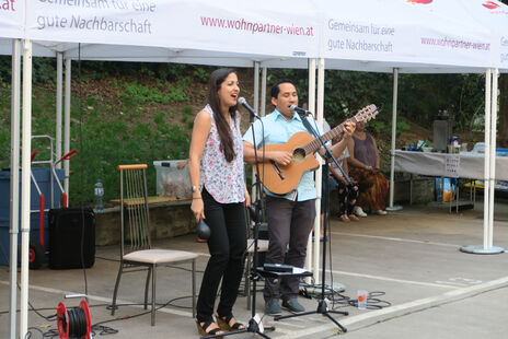 Auftritt zweier Sänger beim Fest