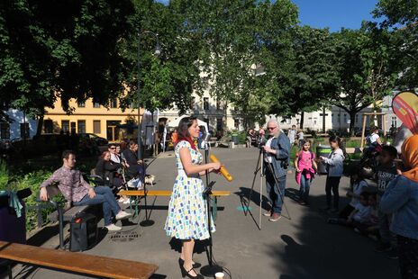 Sängerin beim Nachbarschaftsfest