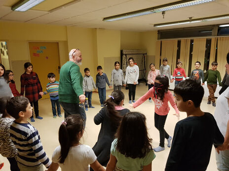 Kinder spielen bei Kids Only-Jahresabschlussfeier im BewohnerInnen-Zentrum 