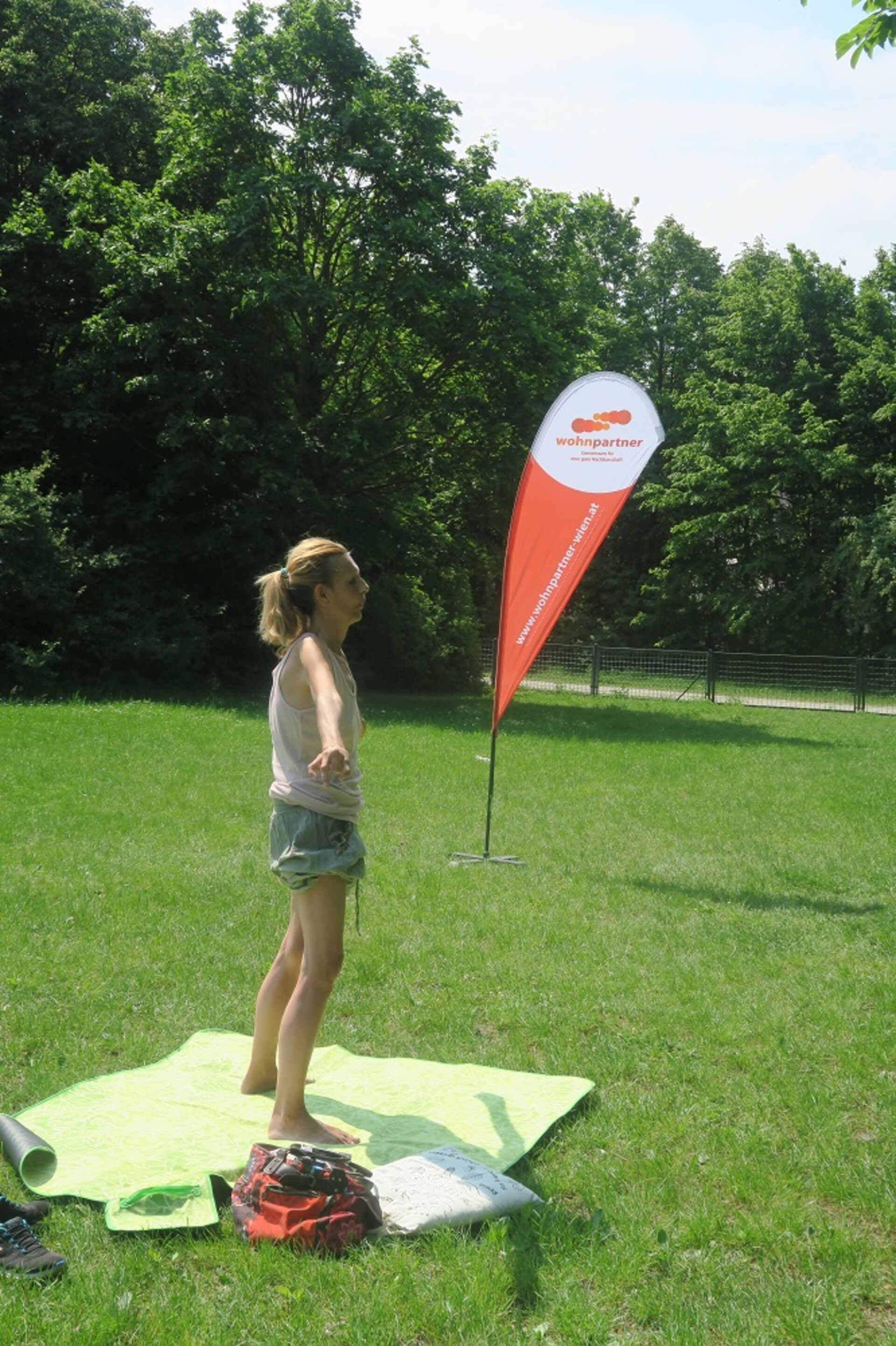 Yoga Lehrerein auf grüner Wiese. 