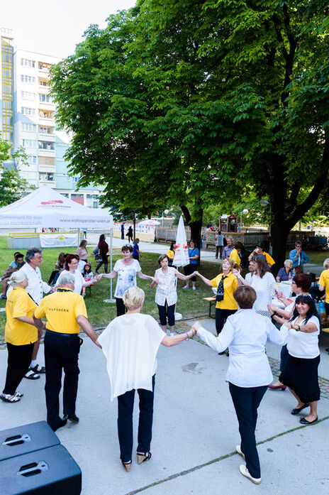 Linedance - BesucherInnen machen mit.