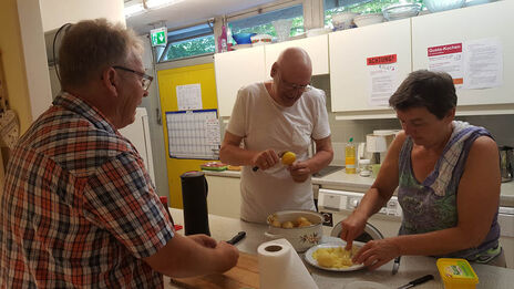 Vorbereitungen für das gemeinsame Kochen werden getroffen.