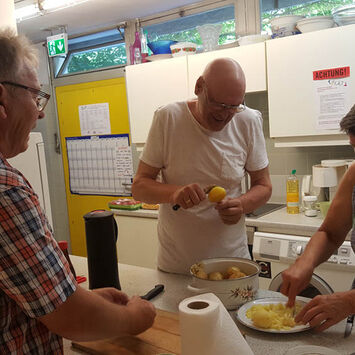 Vorbereitungen für das gemeinsame Kochen werden getroffen.