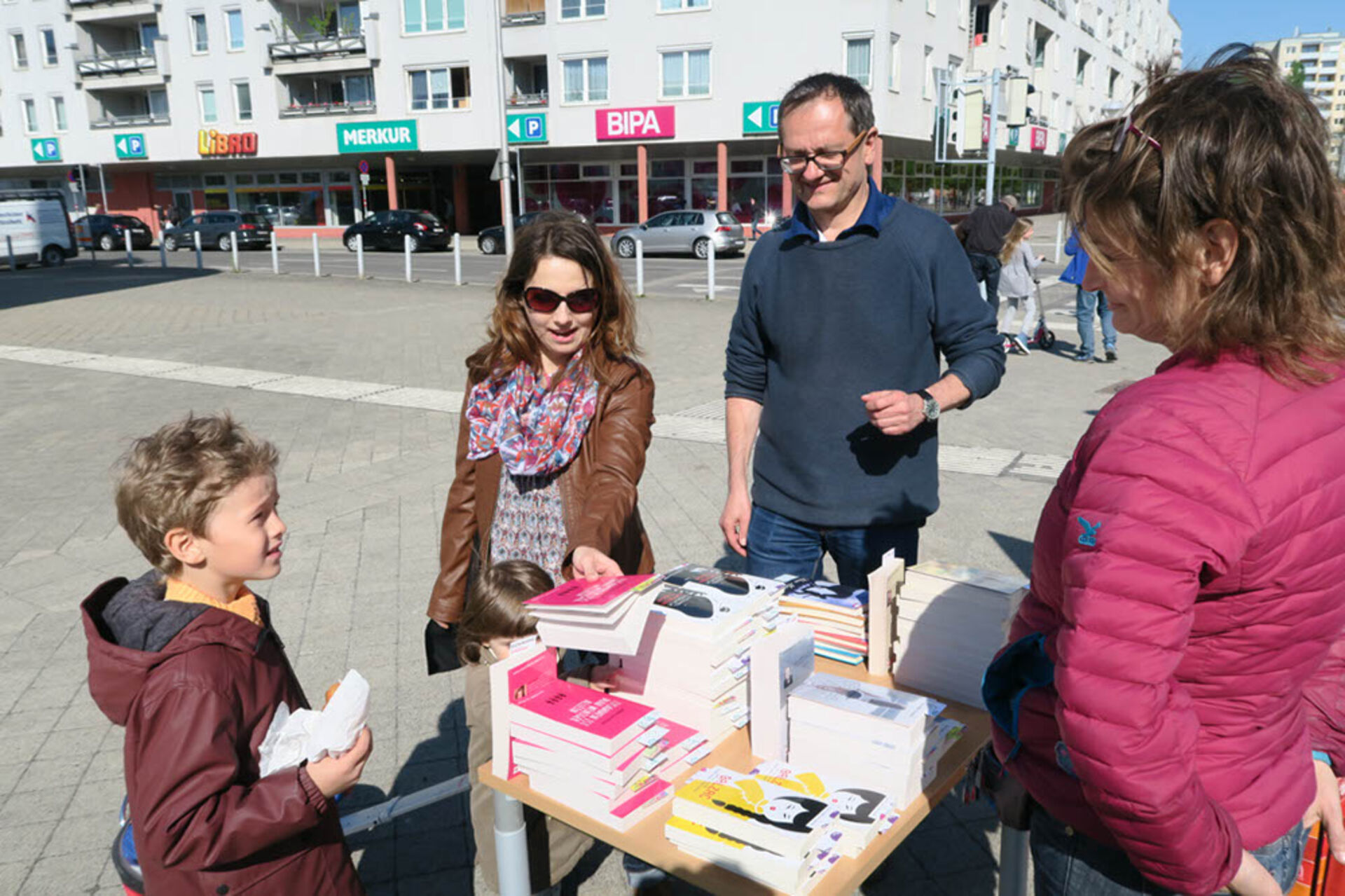 „Wir feiern das Lesen – feiern Sie mit!“ – unter diesem Motto zelebrierten am 24. April BesucherInnen rund um die BücherKABINE am Leberberg den Internationalen Tag des Buches.