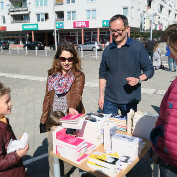 „Wir feiern das Lesen – feiern Sie mit!“ – unter diesem Motto zelebrierten am 24. April BesucherInnen rund um die BücherKABINE am Leberberg den Internationalen Tag des Buches.