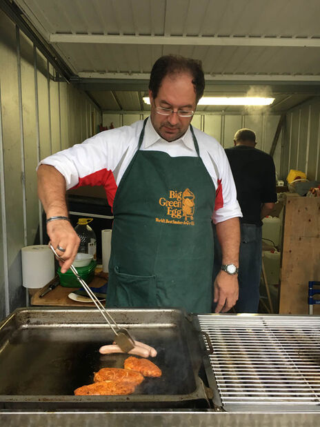 Der Grillmeister sorgt für das leibliche Wohl.