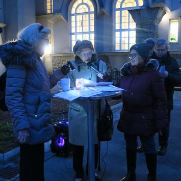 BesucherInnen des Jahresausklang im Gespräch