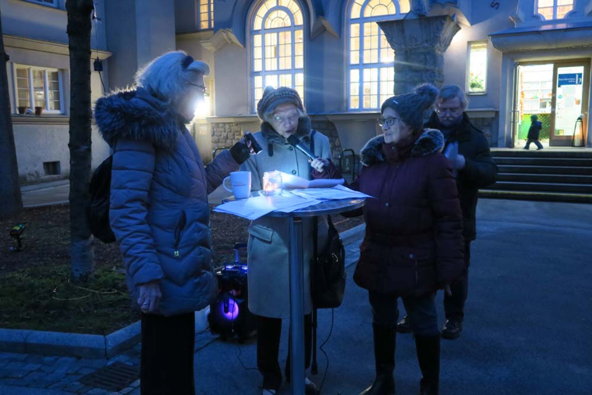 BesucherInnen des Jahresausklang im Gespräch