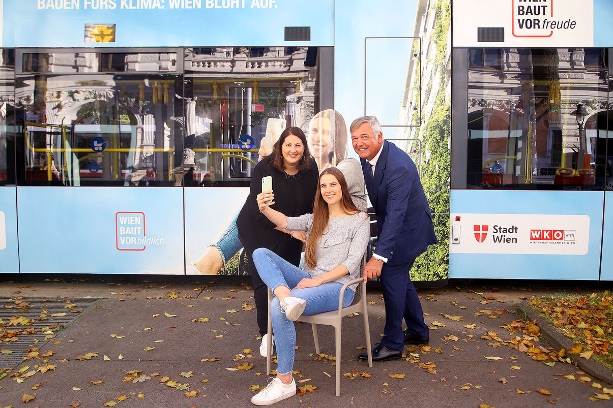 Vizebürgermeisterin Kathrin Gaál und Wirtschaftskammer Wien Präsident Walter Ruck beim Foto-Shooting mit dem Testimonial Victoria