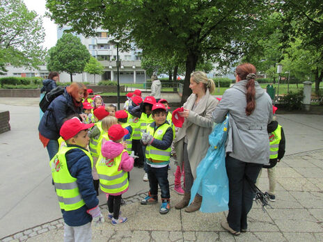 Die Kinder bekommen MA48 Warnwesten und Kapperl.