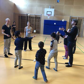 Kinder beim Jonglierkurs mit ArtistInnen