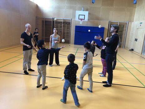 Kinder beim Jonglierkurs mit ArtistInnen