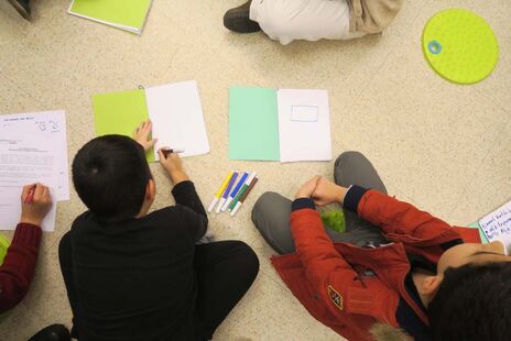 Kinder beim Zeichnen