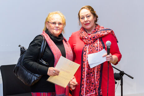 wohnpartner-Teamleiterin Elena Resch mit Besucherin 