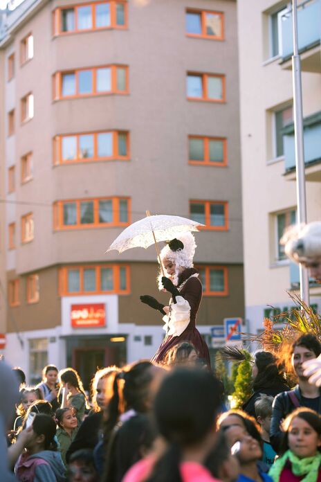 Stelzengeher unterhielten die BesucherInnen beim Kürbisfest