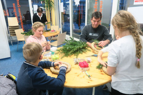 Gemeinsames Adventkranzbinden - Erwachsene und Kinder