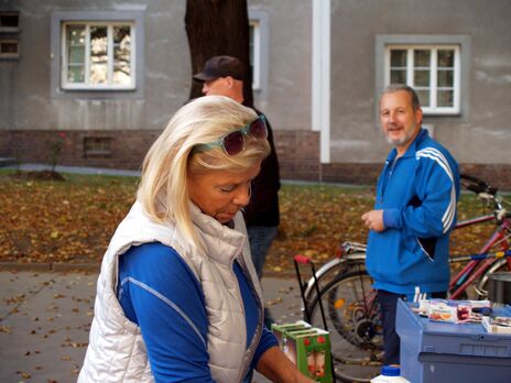 BesucherInnen beim Hoffest