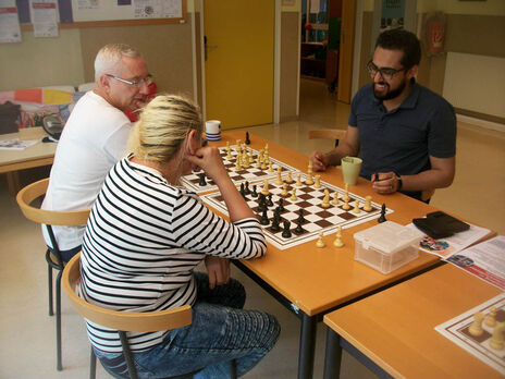 In der Zwischenzeit wird im BewohnerInnen-Zentrum Schach gespielt.