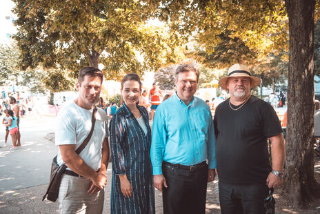 Gruppenbild mit wohnpartner-Teamleiter Burak Büyük, Aslihan Bozetamur, Bürgermeister Michael Ludwig und Mieter