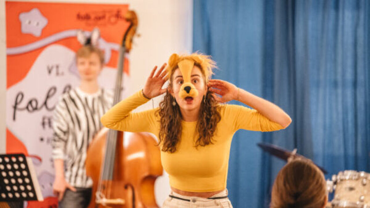 Eine als Löwin verkleidete Frau tritt bei einem Konzert für Kinder auf.