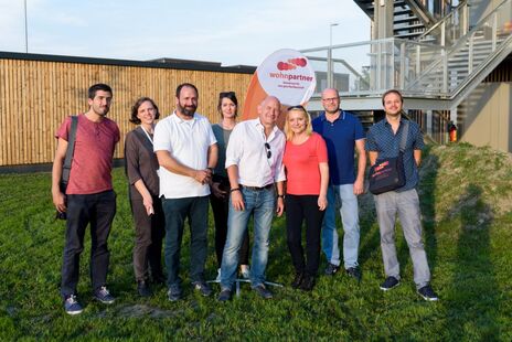 wohnpartner-Team mit Kooperationspartnern beim Nachbarschaftsfest