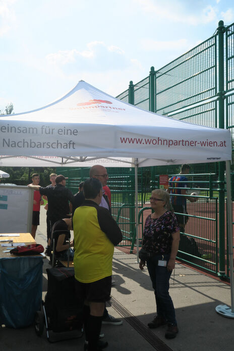 wohnpartner-Zelt mit BewohnerInnen