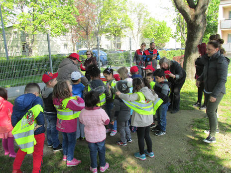 Einige tatkräftige BewohnerInnen und eine Gruppe des Kindergartens der Stadt Wien in der Anlage beteiligten sich am gemeinsamen Frühjahrsputz. 