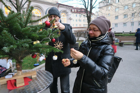 BewohnerInnen schmücken Christbaum