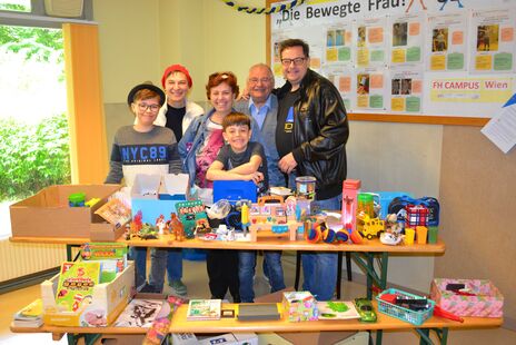 Gruppe mit Kindern und Erwachsenen beim Kinderflohmarkt