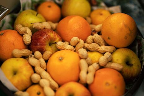 Orangen und Erdnüsse als Snacks beim Willkommensfest