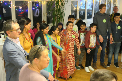 Gemeinsames Tanzen beim Fest im BewohnerInnen-Zentren Karl-Waldbrunner-Hof