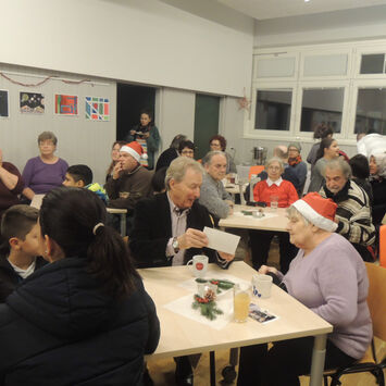 BesucherInnen des Jahresausklang im BewohnerInnen-Zentrum Am Schöpfwerk