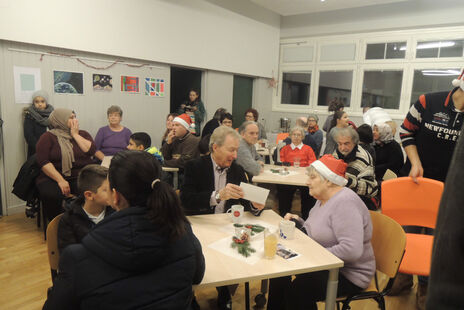 BesucherInnen des Jahresausklang im BewohnerInnen-Zentrum Am Schöpfwerk