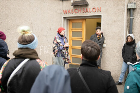 Julia Schranz führt durch den Gemeindebau am Friedrich-Engels-Platz 1-10 