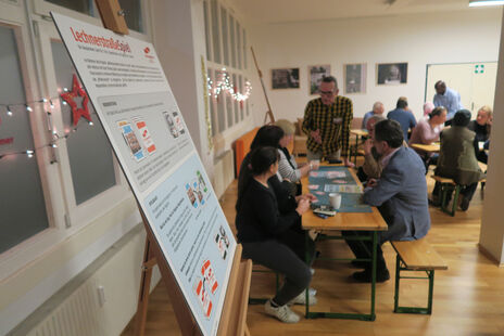 BesucherInnen beim gemeinsamen Spielen im BewohnerInnen-Zentrum 