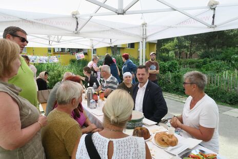 Bezirksvorsteher Marcus Franz im Gespräch mit BewohnerInnen