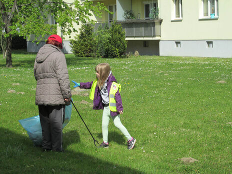 Einige tatkräftige BewohnerInnen und eine Gruppe des Kindergartens der Stadt Wien in der Anlage beteiligten sich am gemeinsamen Frühjahrsputz. 