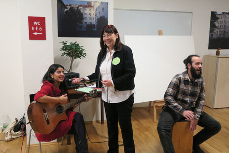 Gesang mit instrumentaler Begleitung beim Fest